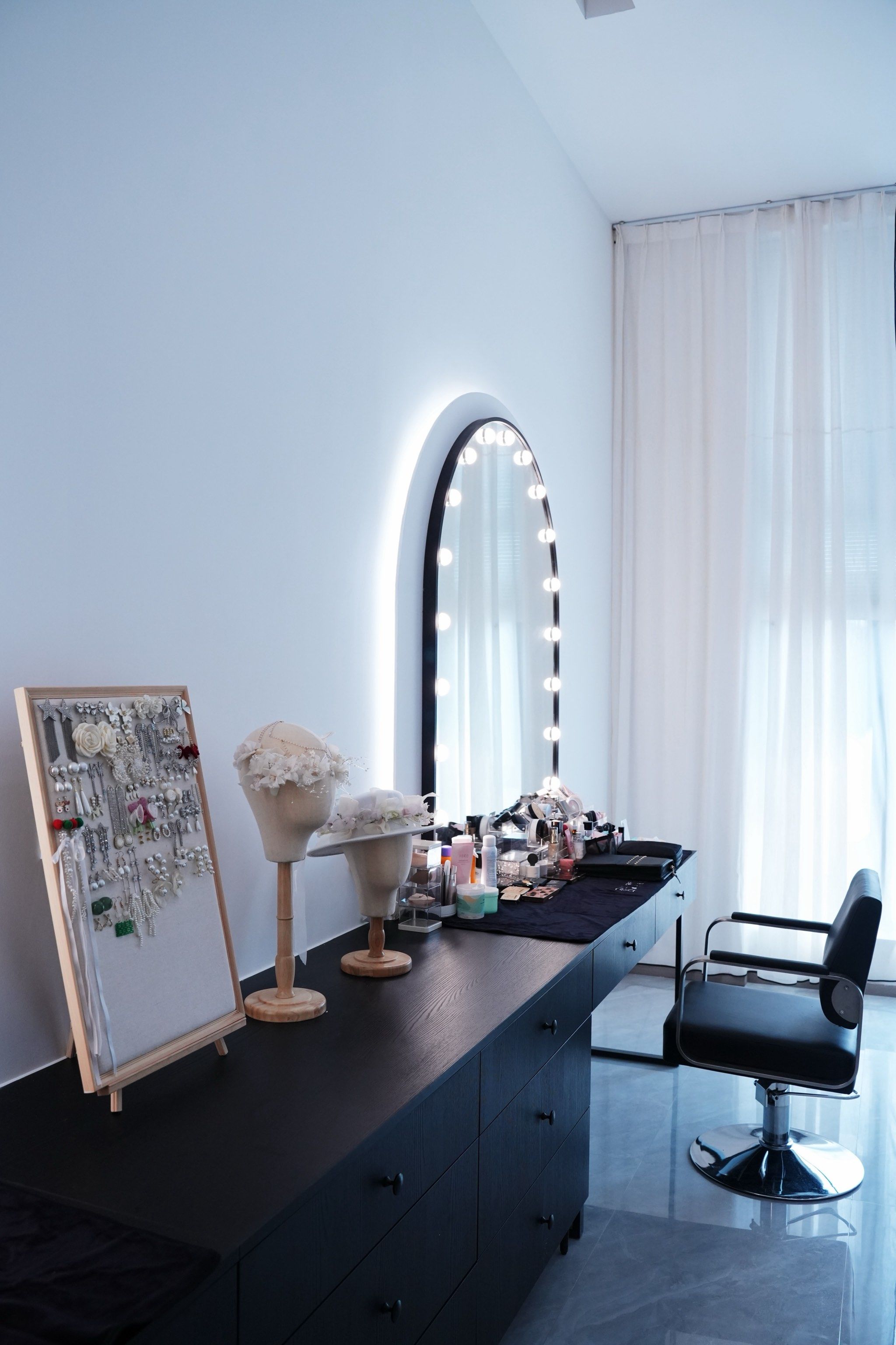 伸手接过她手里沉重的道具箱