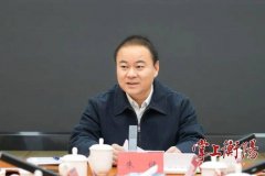 自觉承担起举旗帜、聚民心、育新人、兴文化、