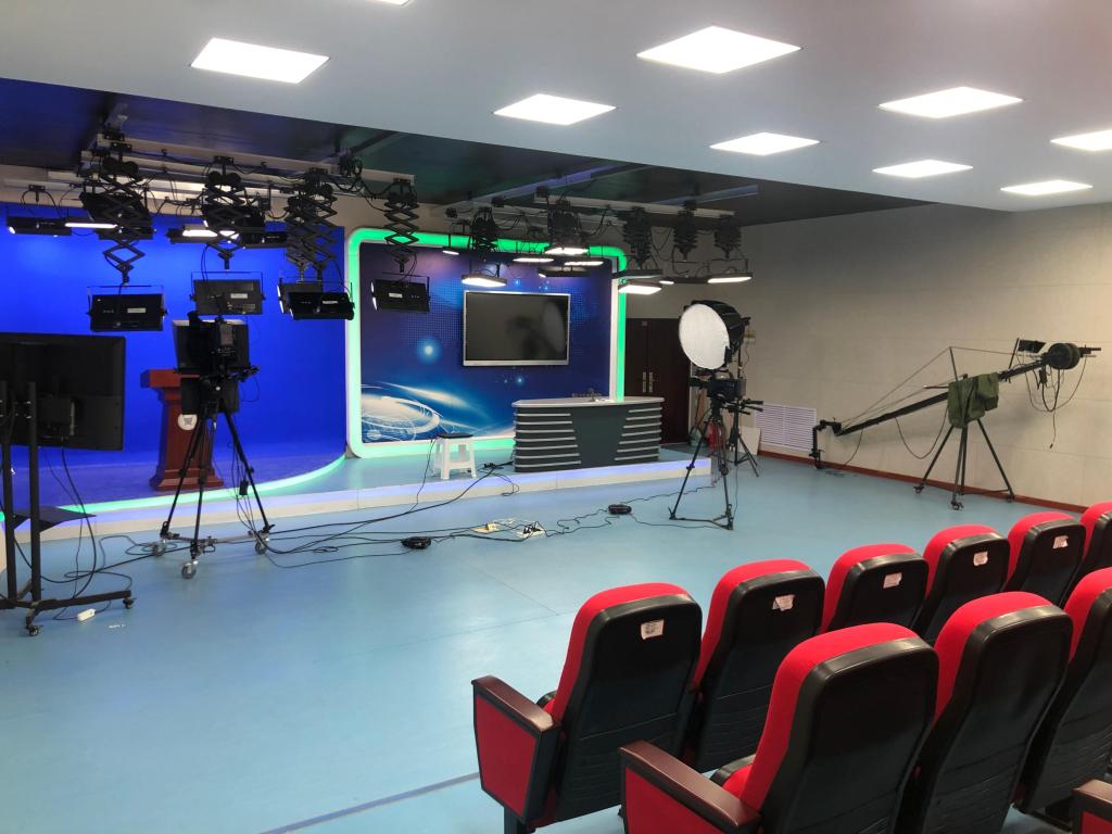 傅城、赵恒龙一行先后参观新闻发布厅、虚拟演播室、新闻演播室、直隶臻选直播间、电视播控中心、广播直播间及融媒体指挥中心等