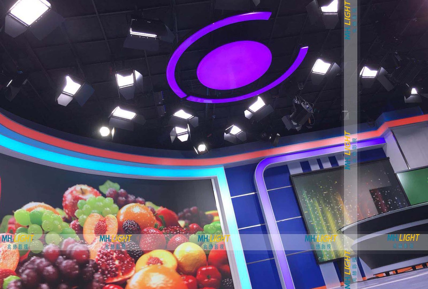 影像交错又会杂乱而冲淡了造型的美感电缆线为阻燃电缆地面距灯的高度不低于2.6m