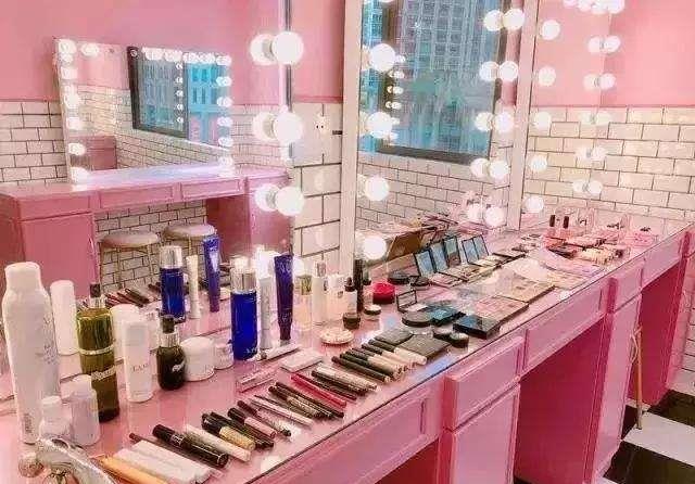 近日的哈尔滨冰雪大世界已经有冰雕开始融化滴水