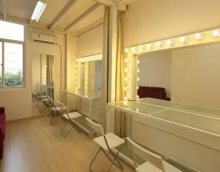 央视主持人月收入大概在一到两万