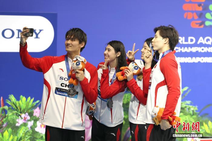 世锦赛：中国泳军再获两银一铜，潘展乐百米自