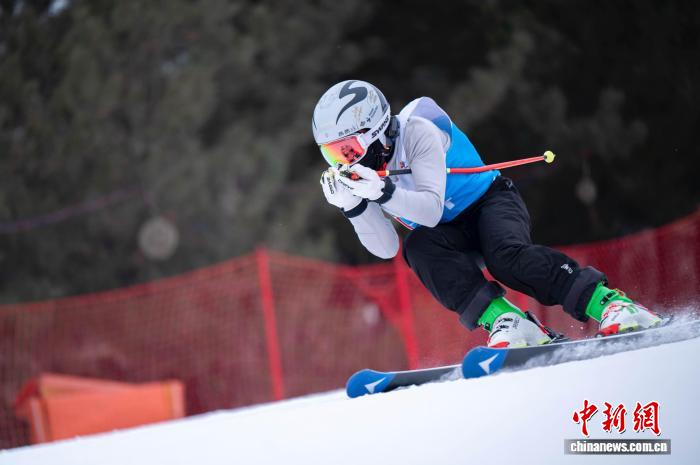 京张大众滑雪交流赛盛大开幕：300余名滑雪爱好