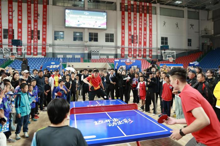 国球两进走进库尔勒：体坛名将携手观众切磋技