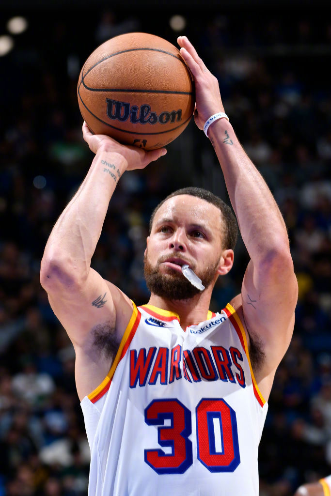 库里56分12记三分引爆里程碑之夜，成为联盟史上