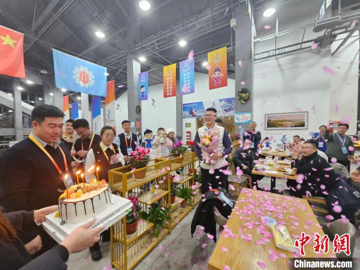 十四冬裁判员生日惊喜：