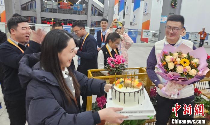 十四冬裁判员生日惊喜：蛋糕鲜花暖人心