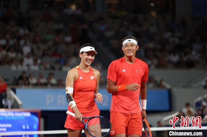 中国组合王欣瑜张之臻巴黎奥运会网球混双摘银