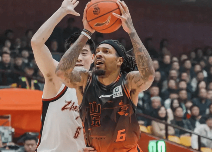 山东男篮迎战上海男篮 外援表现成胜负关键