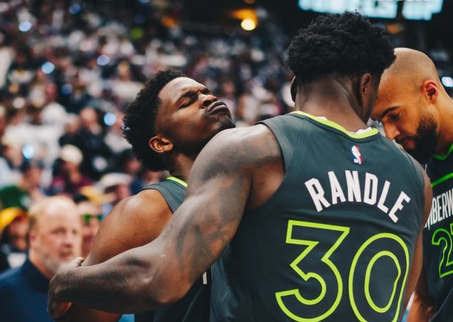 掘金季后赛首战失利 阵容隐患暴露 面临淘汰危机