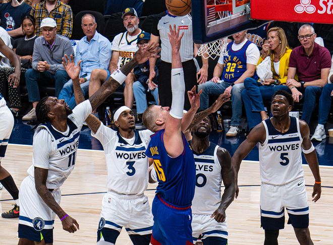 掘金季后赛首战失利 阵容隐患暴露 面临淘汰危机