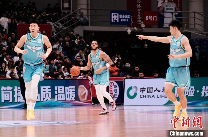 青岛男篮主场以126-80大胜广州男篮，收获新赛季